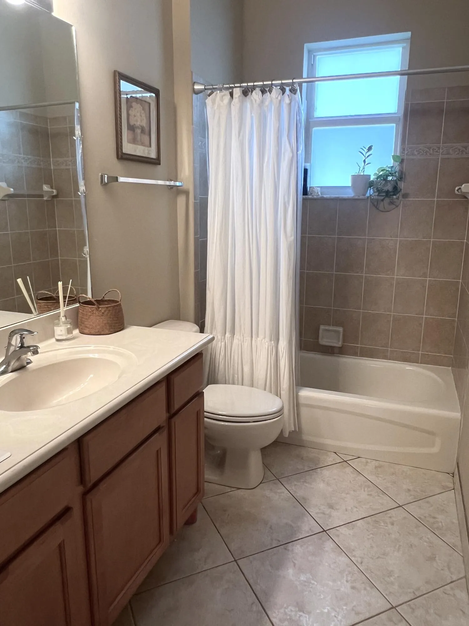 Guest full bathroom