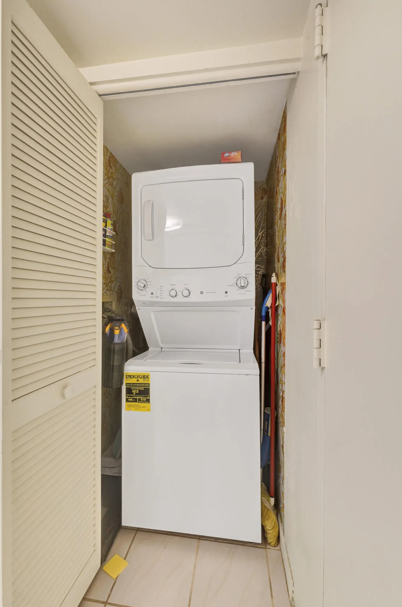 washer/dryer in kitchen