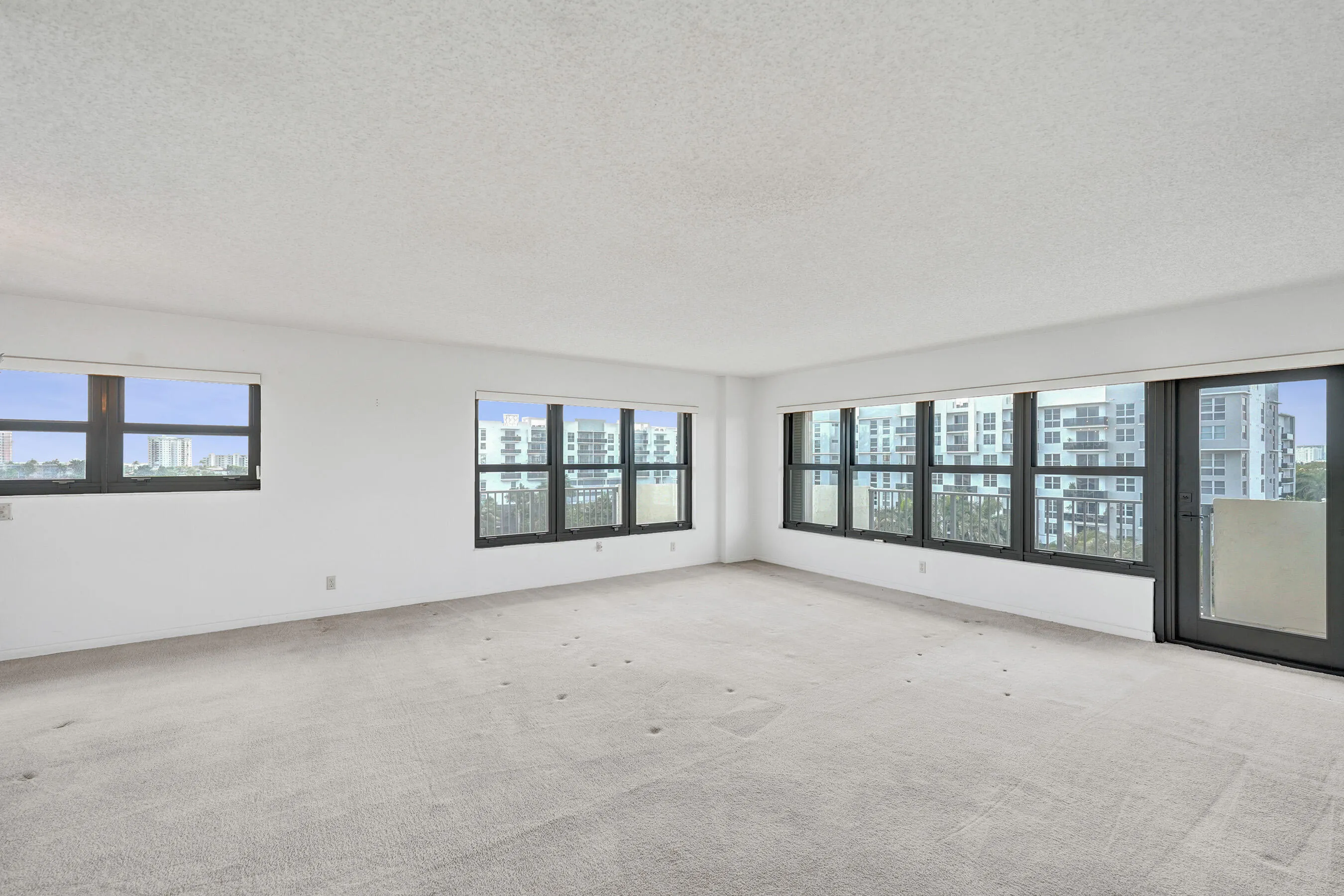 SE corner unit with amazing light