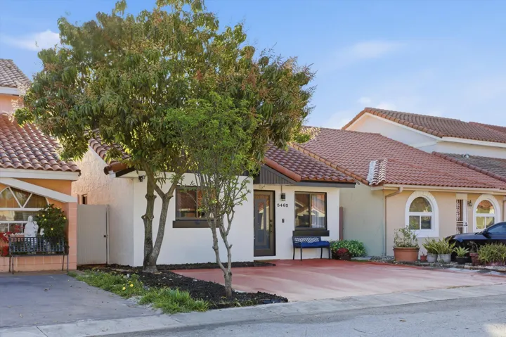 This well-maintained residence features 3 bedrooms, 2 bathrooms, and approximately 1,274 sq ft of living space.