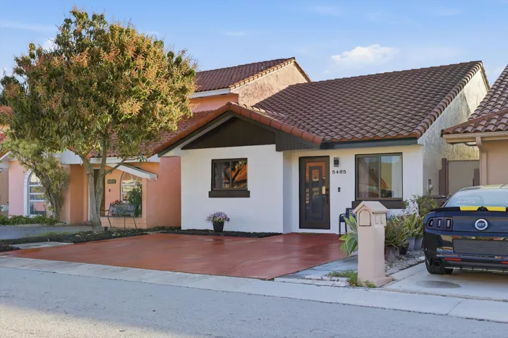 Beautiful and spacious single-family home located in the desirable West Hialeah / Hialeah Gardens area within the established Alameda by the Lake community.