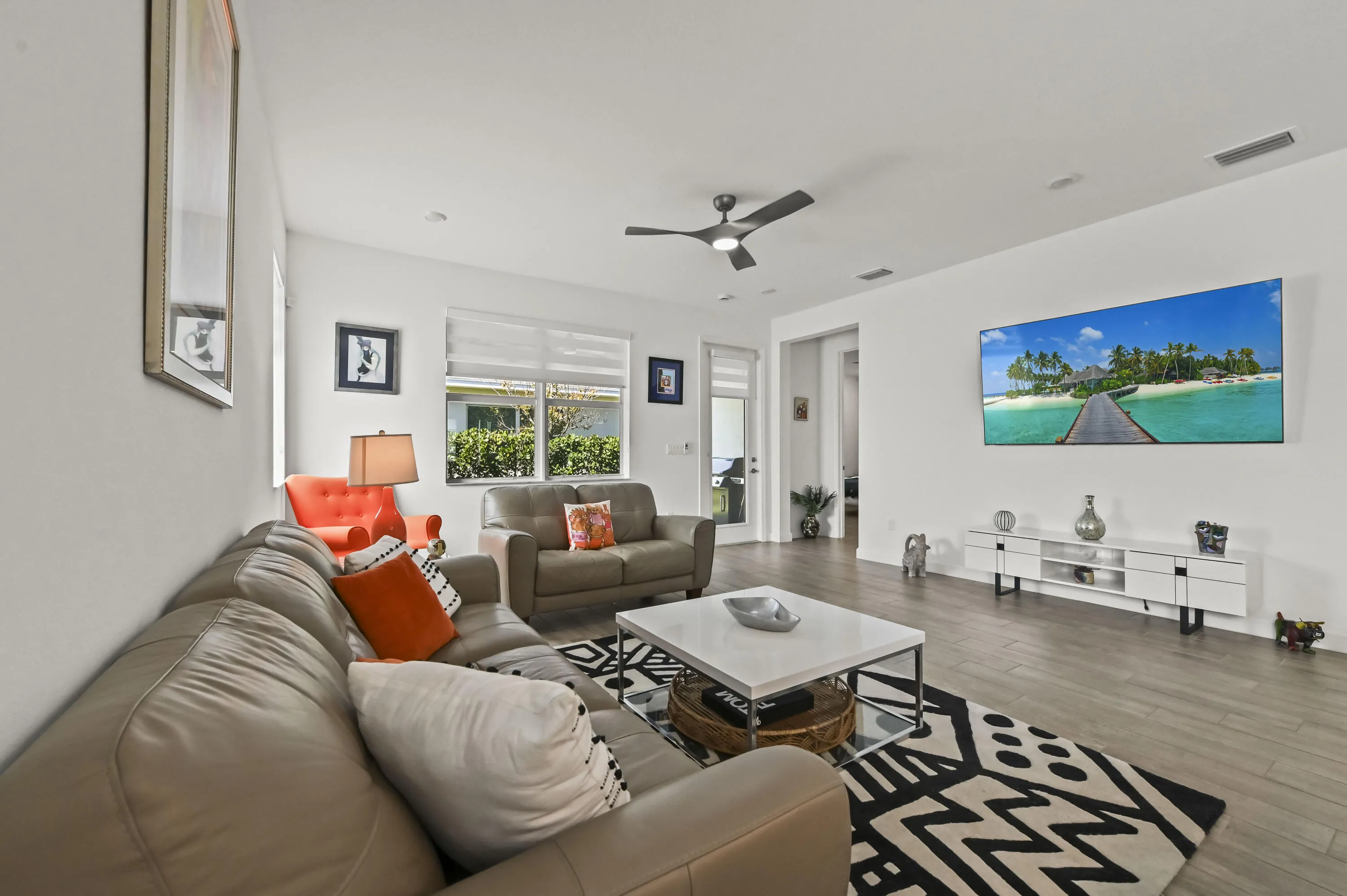 17 Living Room 02