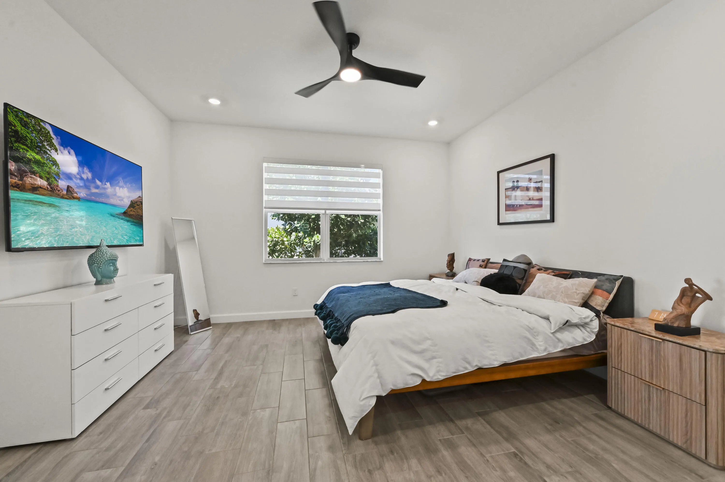24 Bedroom 01