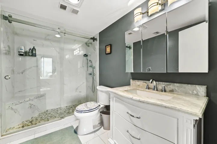 23 Bathroom 01