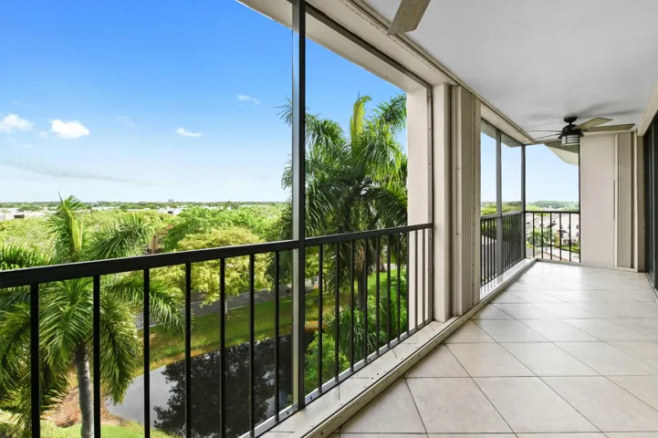 25 Balcony 02