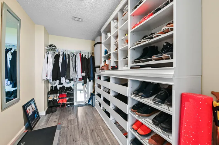 22 Closet 01