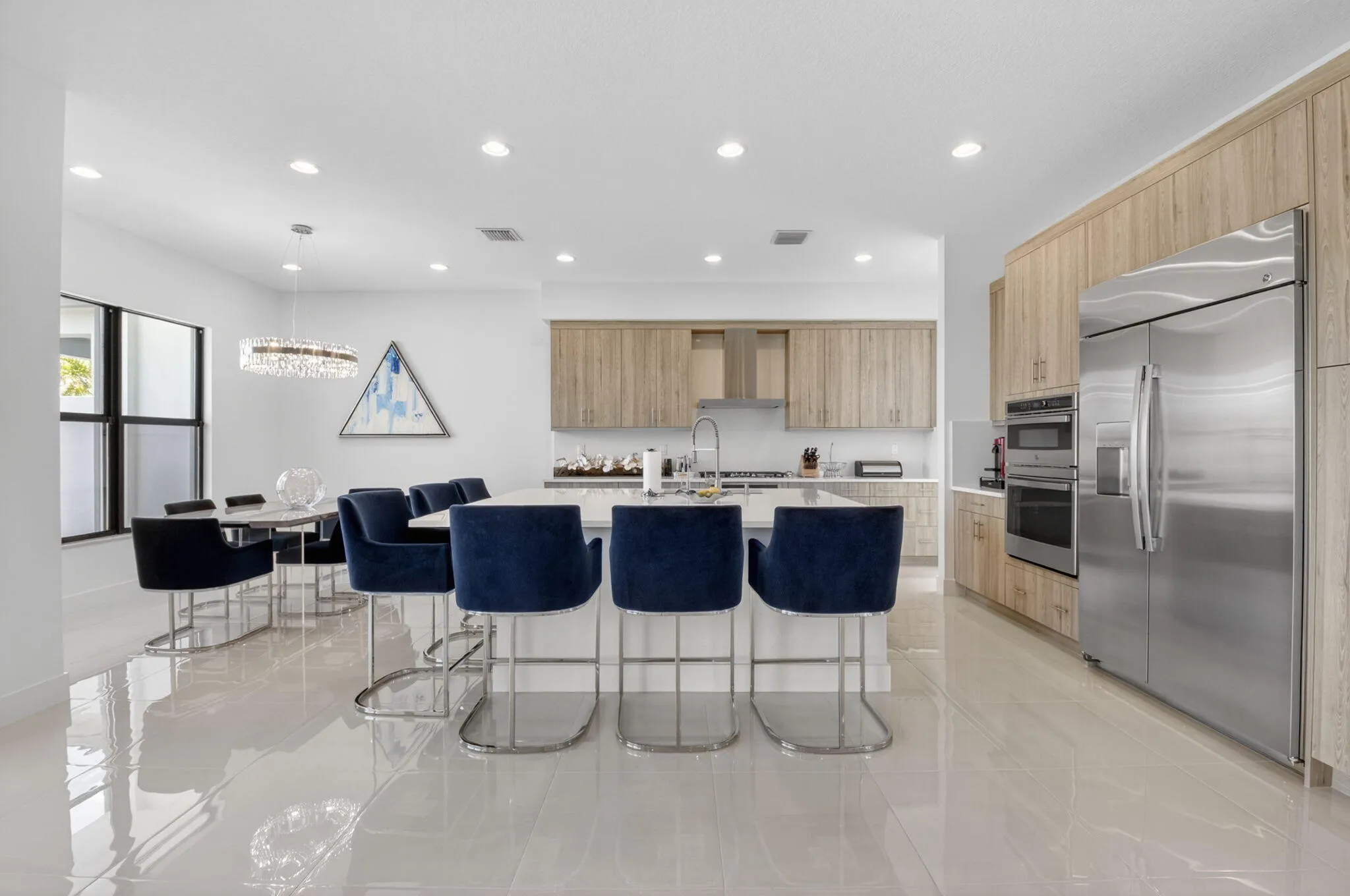 eat-in kitchen