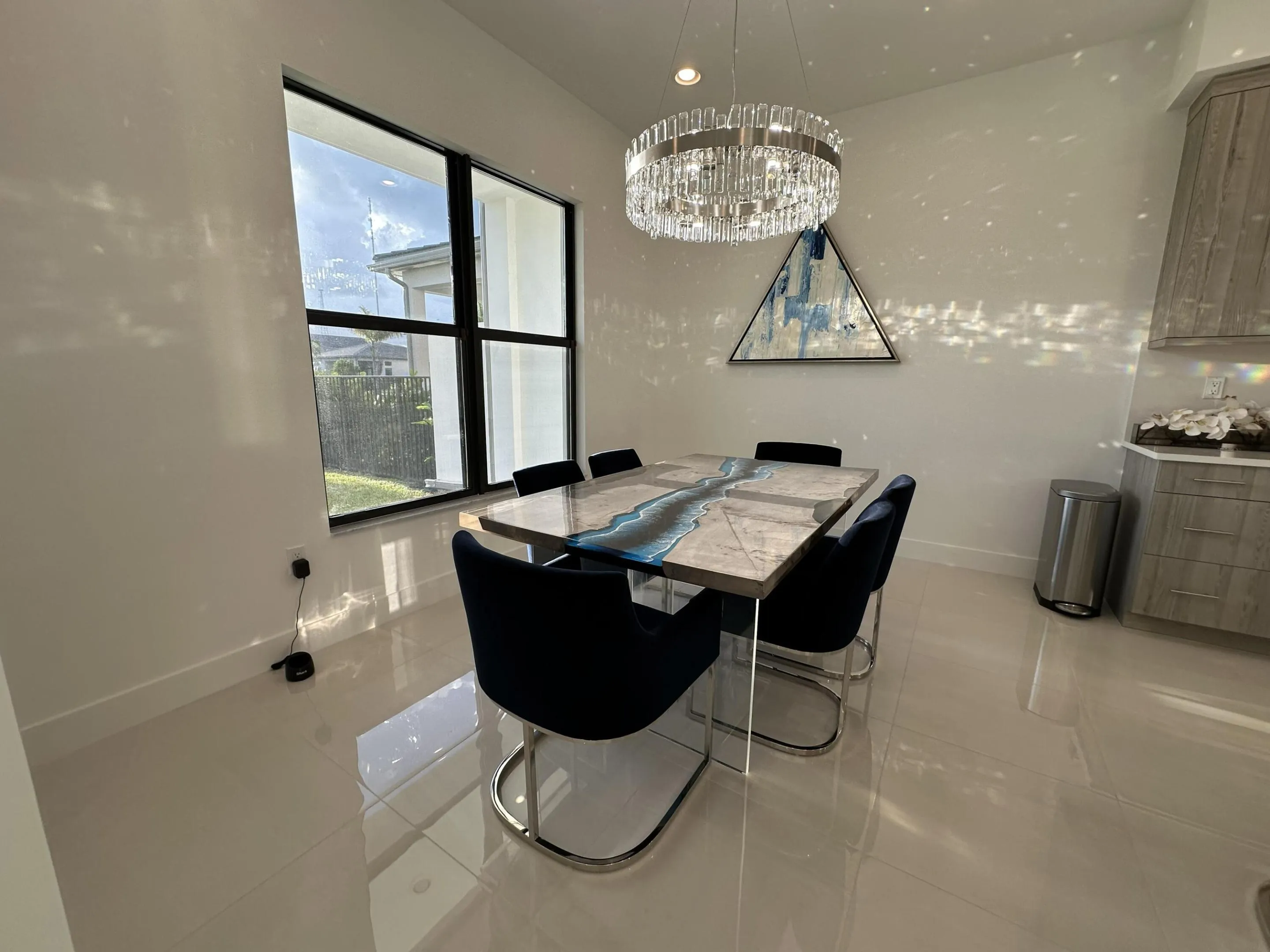 eat-in kitchen