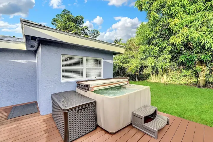 4-Person Hot Tub Jacuzzi