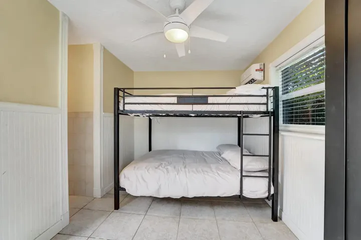 Private Guest House with 2 Queen Sided B