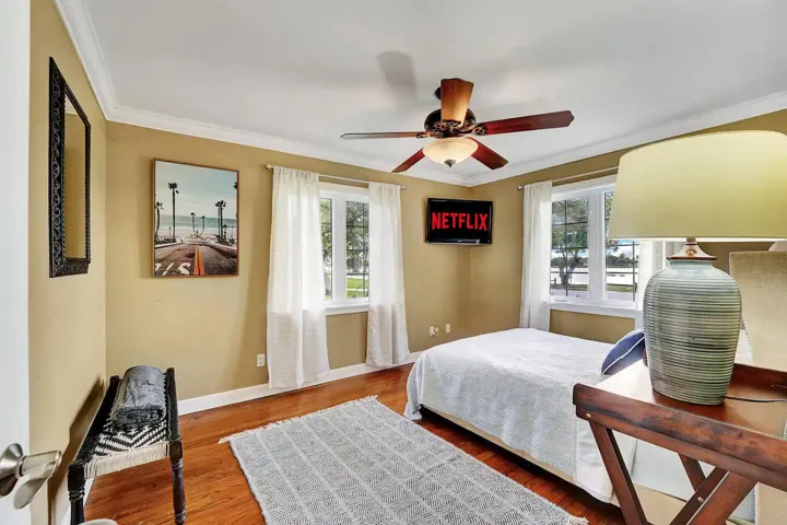 Guest Bedroom with Queen Bed and Views o
