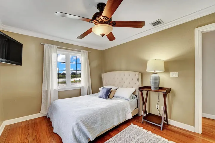 Guest Bedroom with Queen Bed and Views o