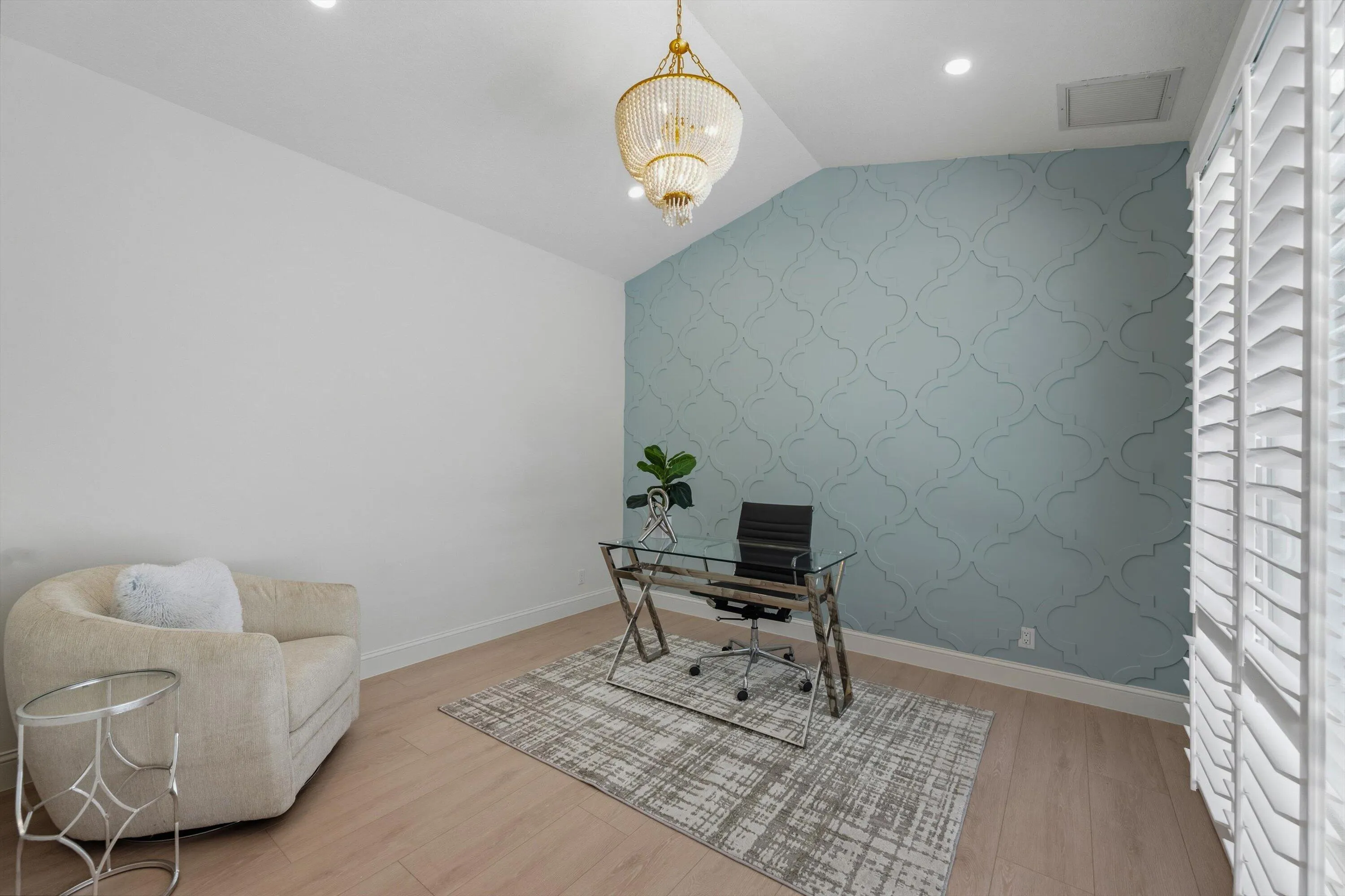 ADDITIONAL ROOM IN GUESTHOUSE USED AS 4th BEDROOM