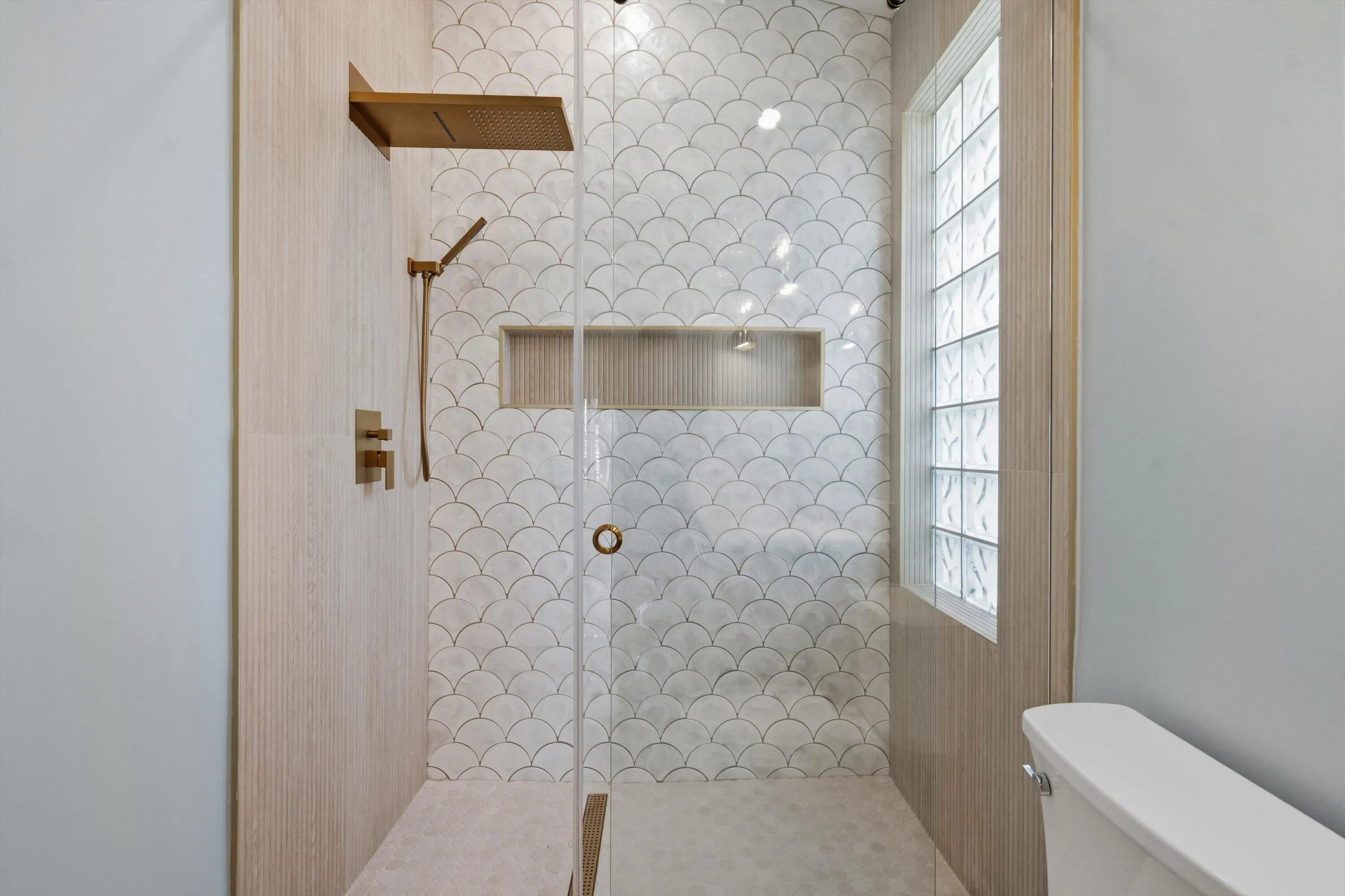 GUEST SHOWER
