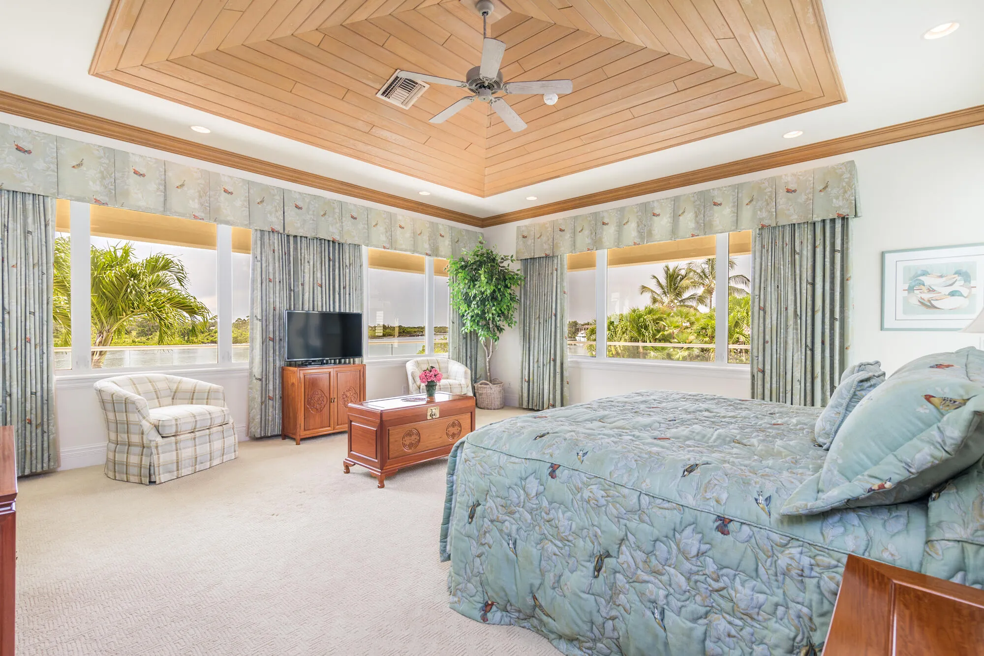 VIP UPSTAIRS BEDROOM