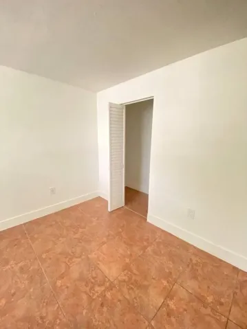 1740 nw n river - room
