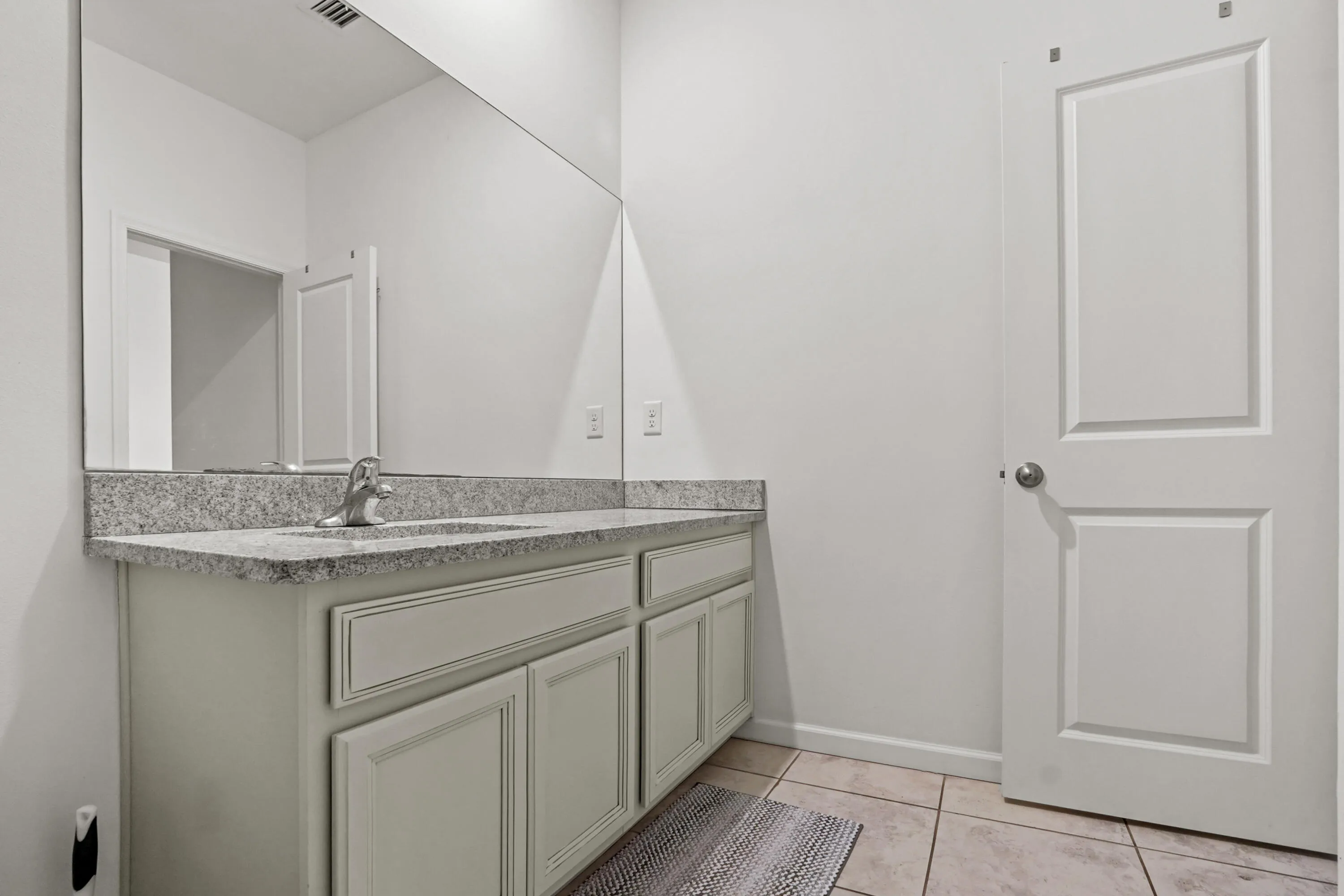 13 Bathroom 01