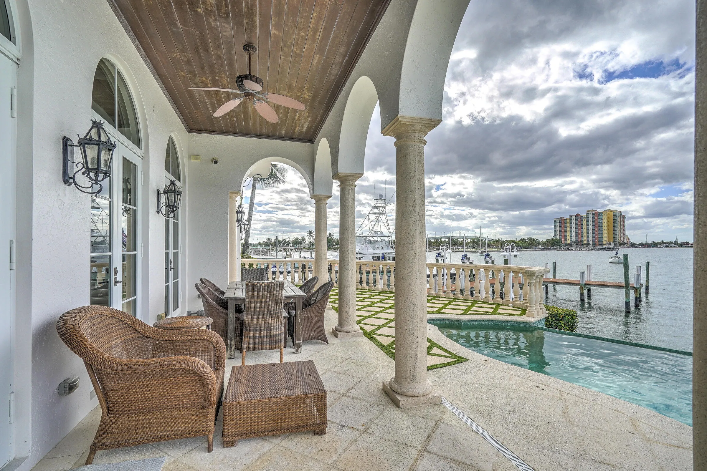 2775LakeDr-11