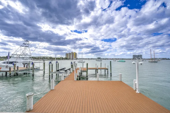 2775LakeDr-13