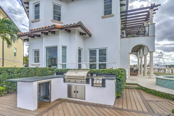 2775LakeDr-10