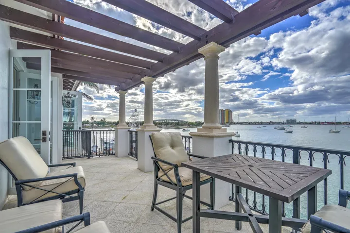 2775LakeDr-75