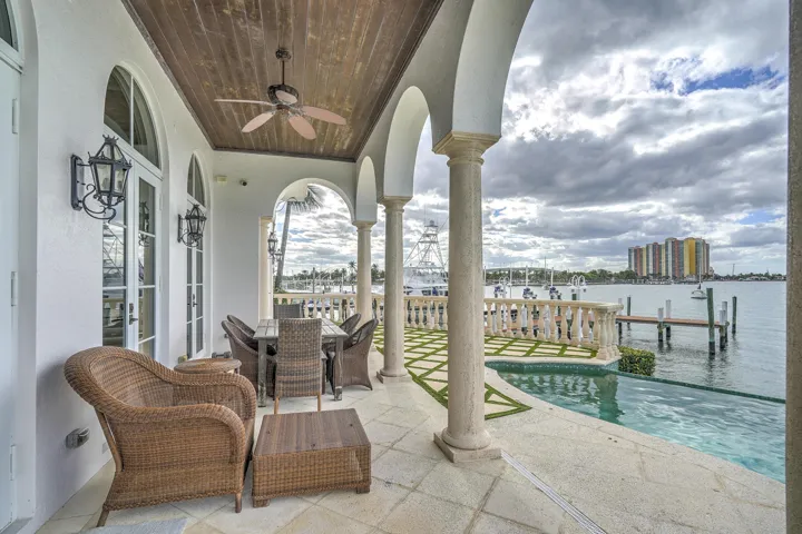 2775LakeDr-11