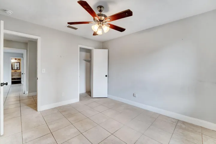 2nd bedroom w/ walk-in closet