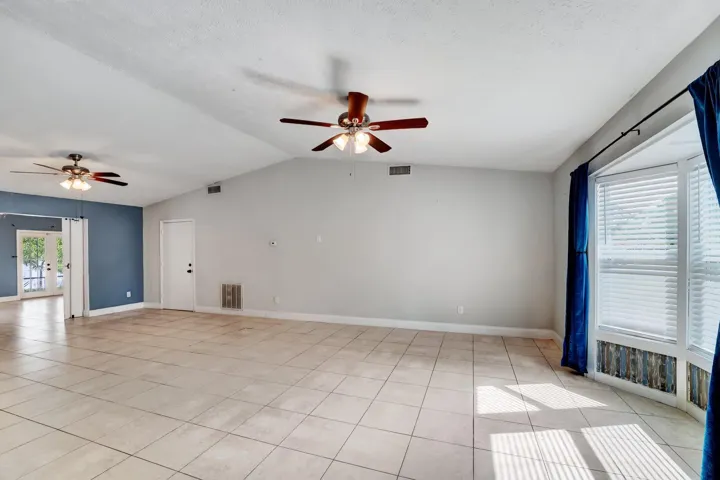 Entry room with bay window