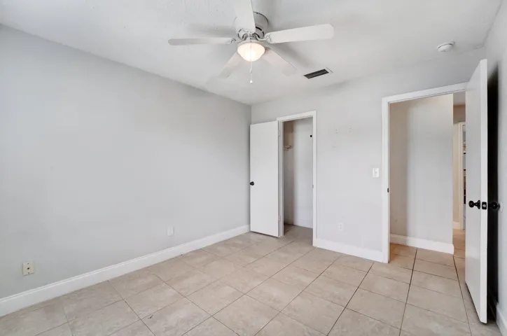 3rd bedroom w/ walk in closet