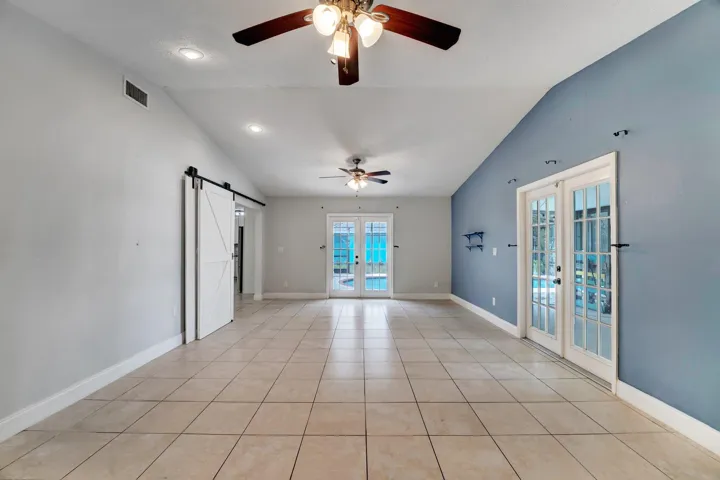 Flex room to pool/patio