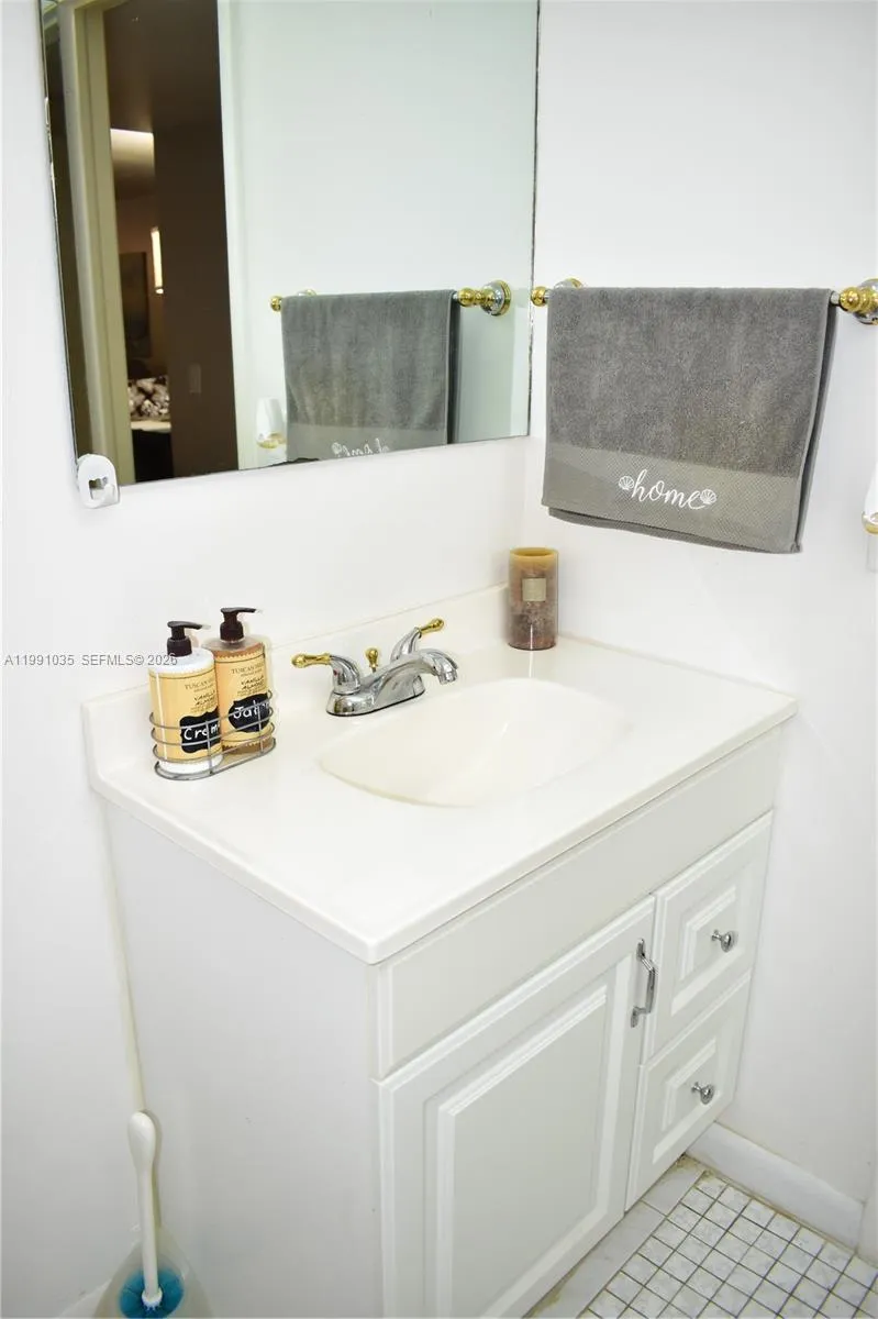 1/2 guest bathroom