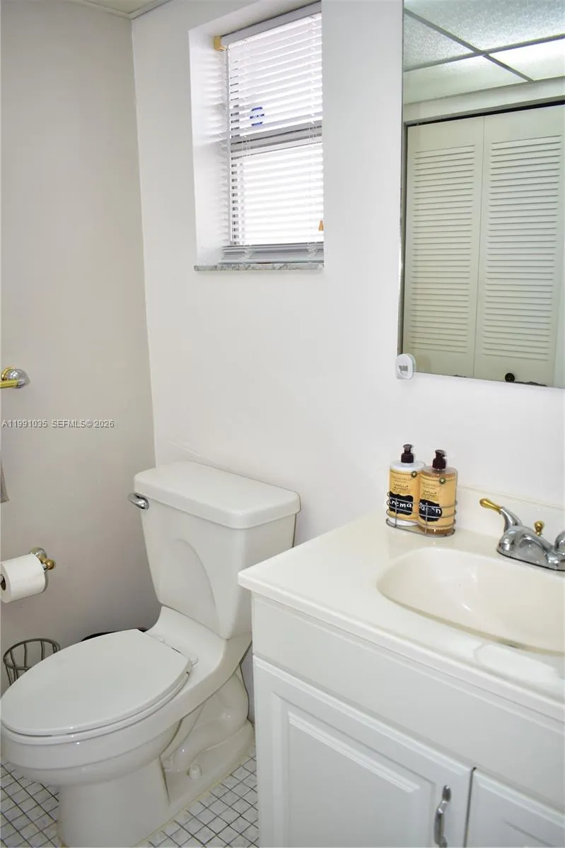 1/2 guest bathroom