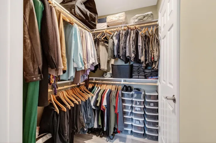 Walk_In Closet