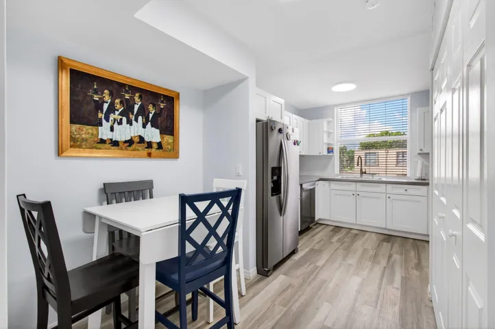 Eat-In Kitchen