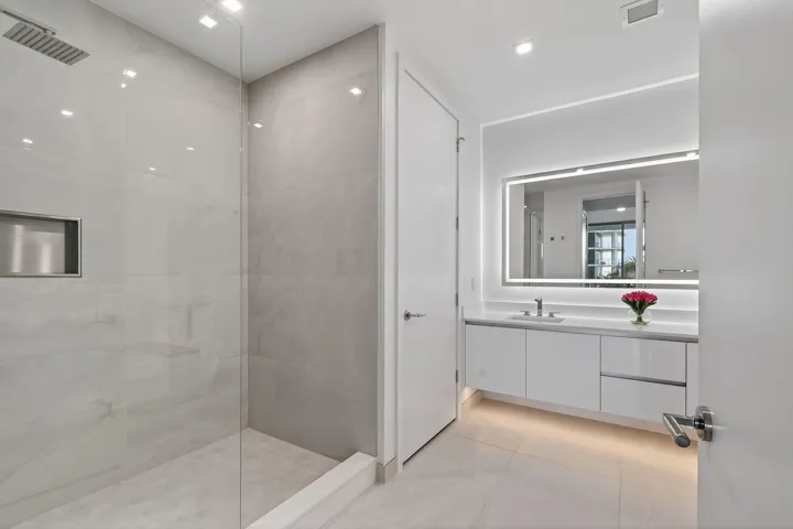 220LakeShoreDr#715(27)