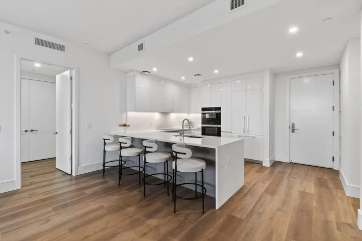 220LakeShoreDr#715(6)
