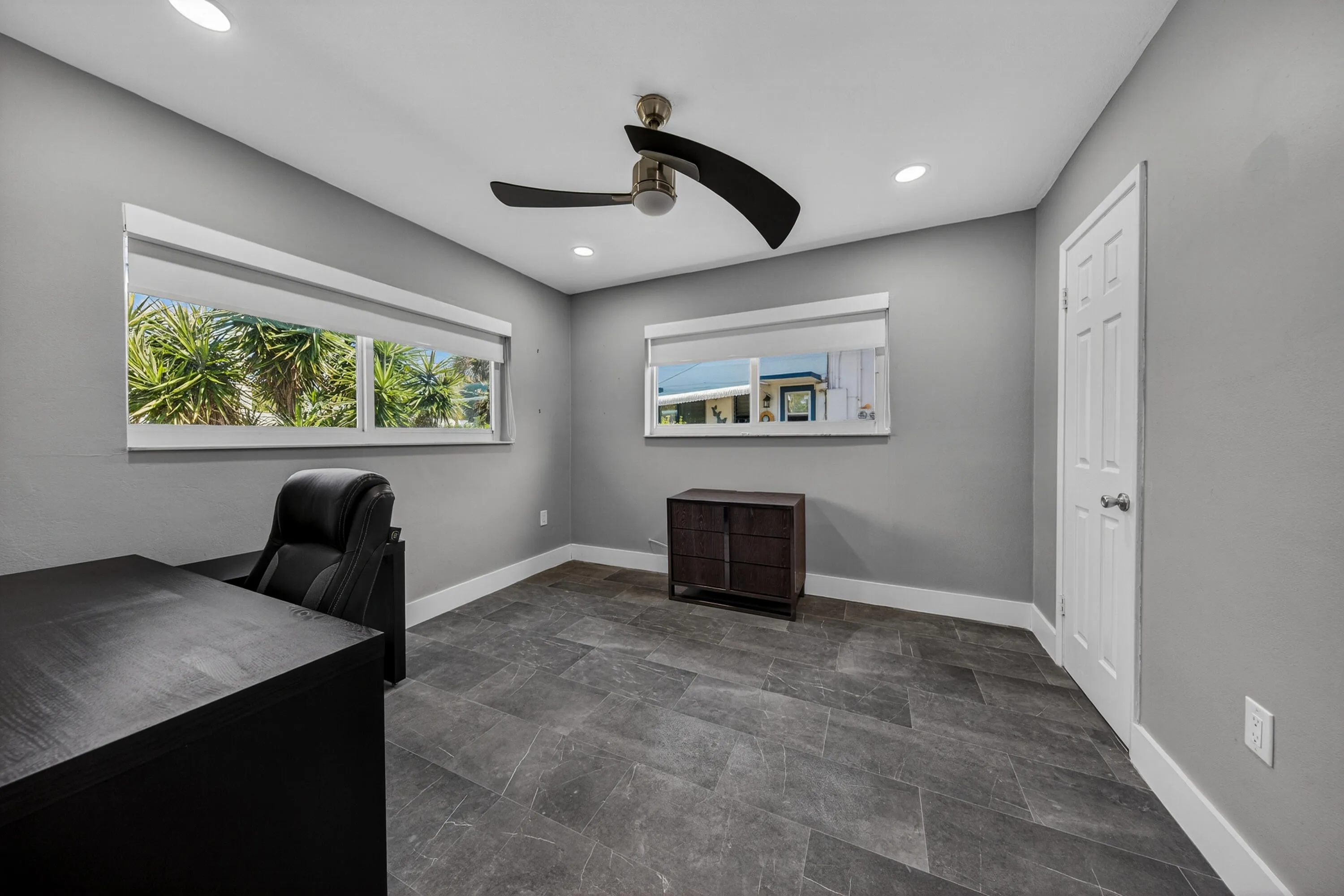 Large 2nd bedroom or home office.