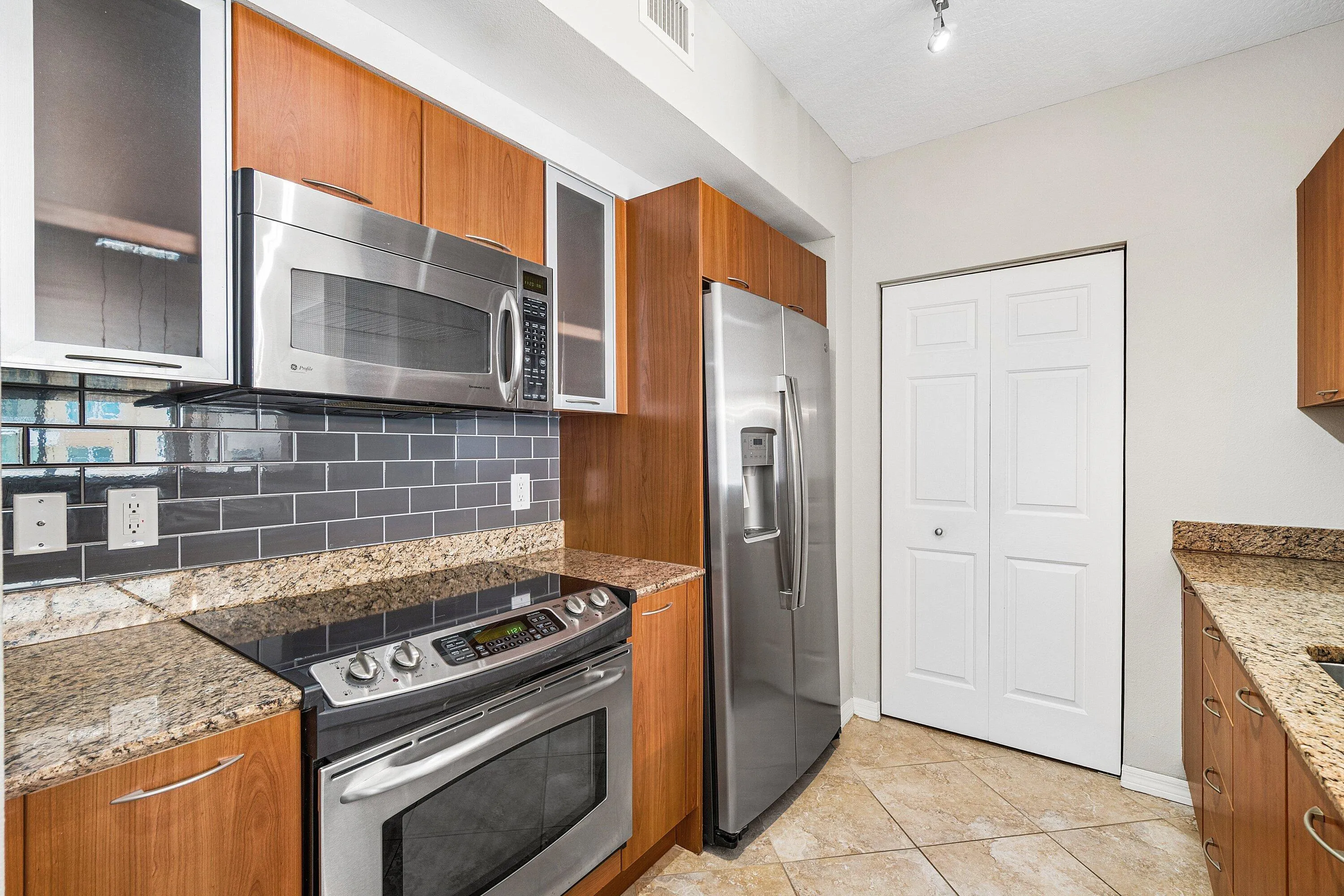 005-700EastBoyntonBeachBoulevard-803-Boy