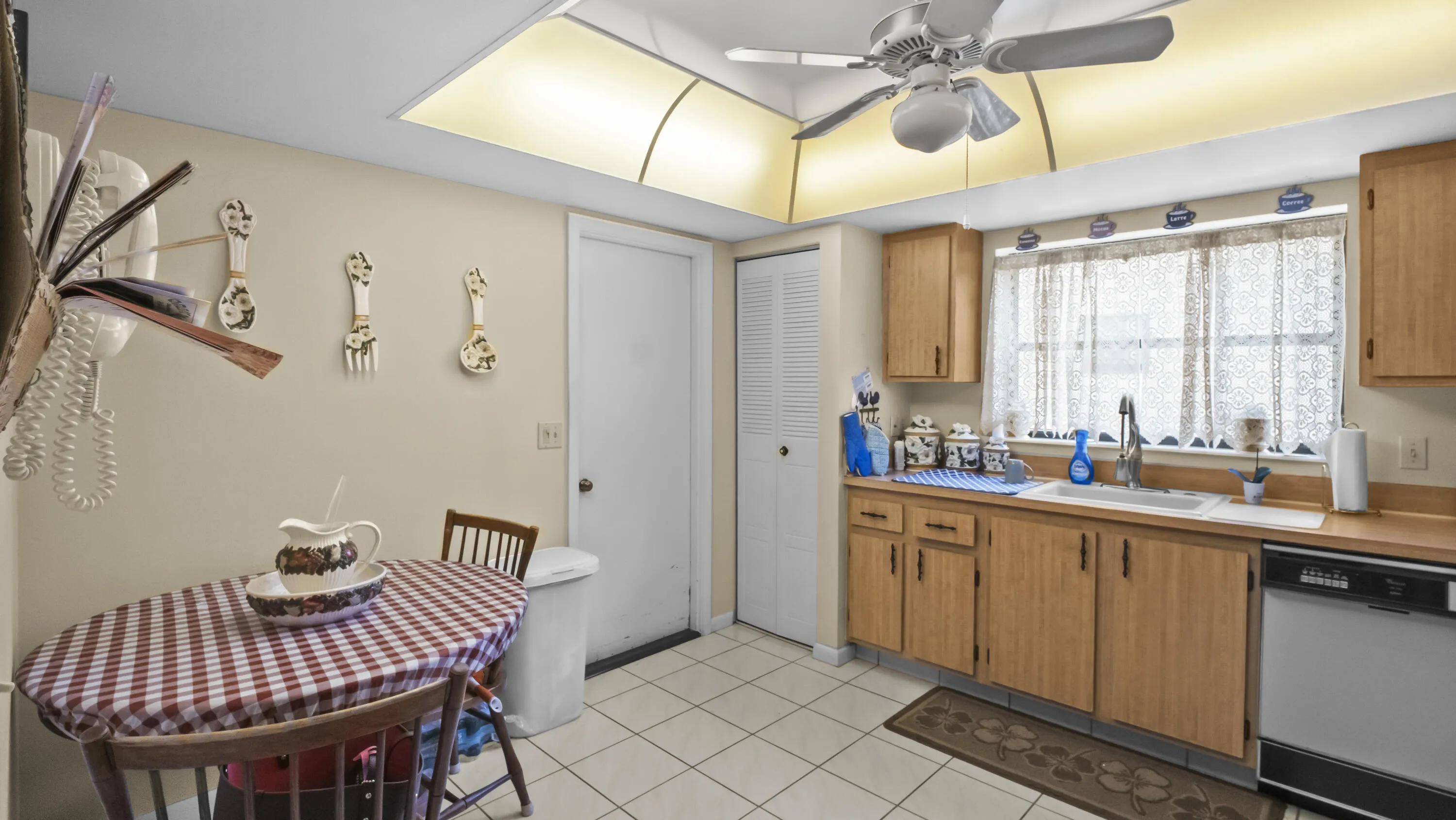 Kitchen /Eating Nook