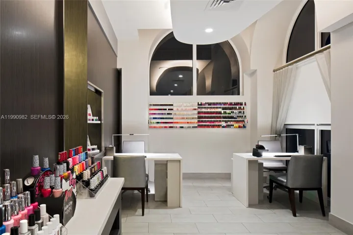 Hair/manicure salon