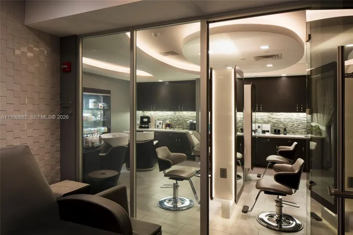 Hair/manicure salon