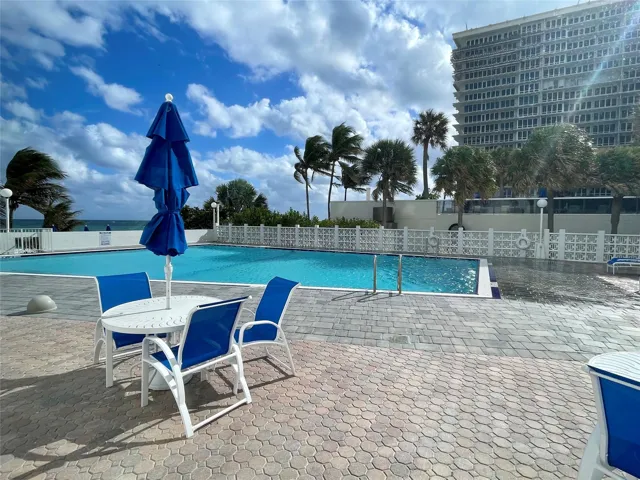 Pool Promenade