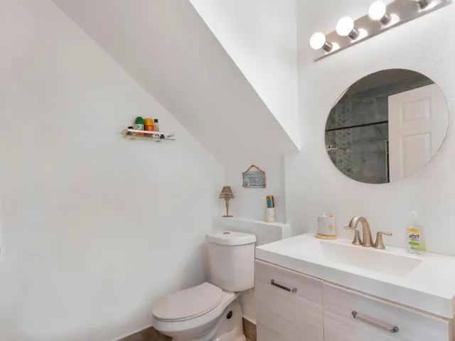 Guest Bathroom 1st Floor