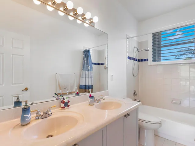 Guest Bathroom 2nd Floor