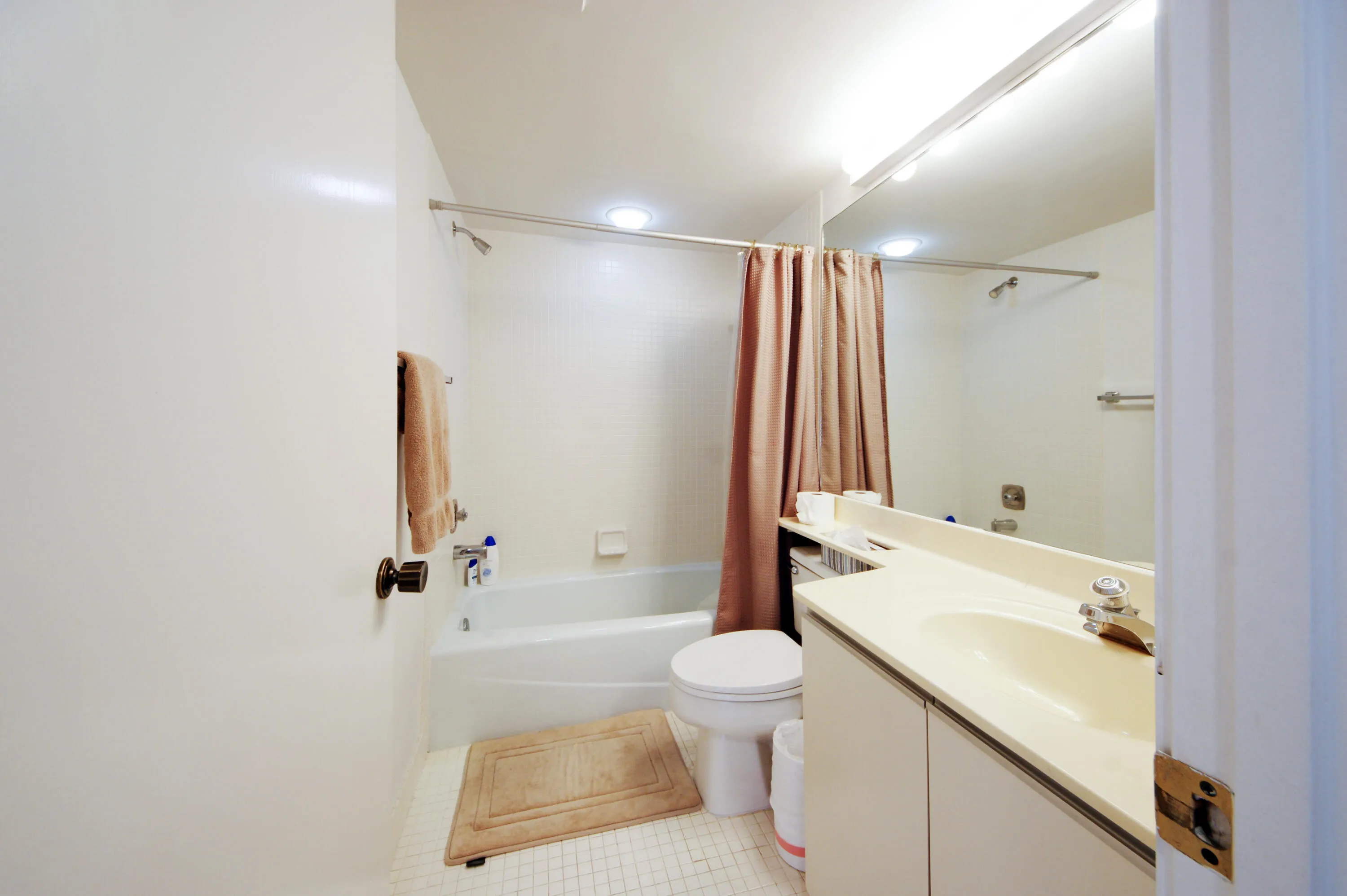 71 Guest 1 Bath DSC00897