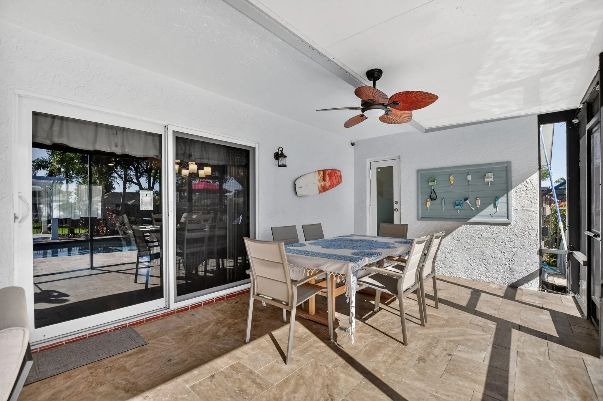 Patio w/table & chairs