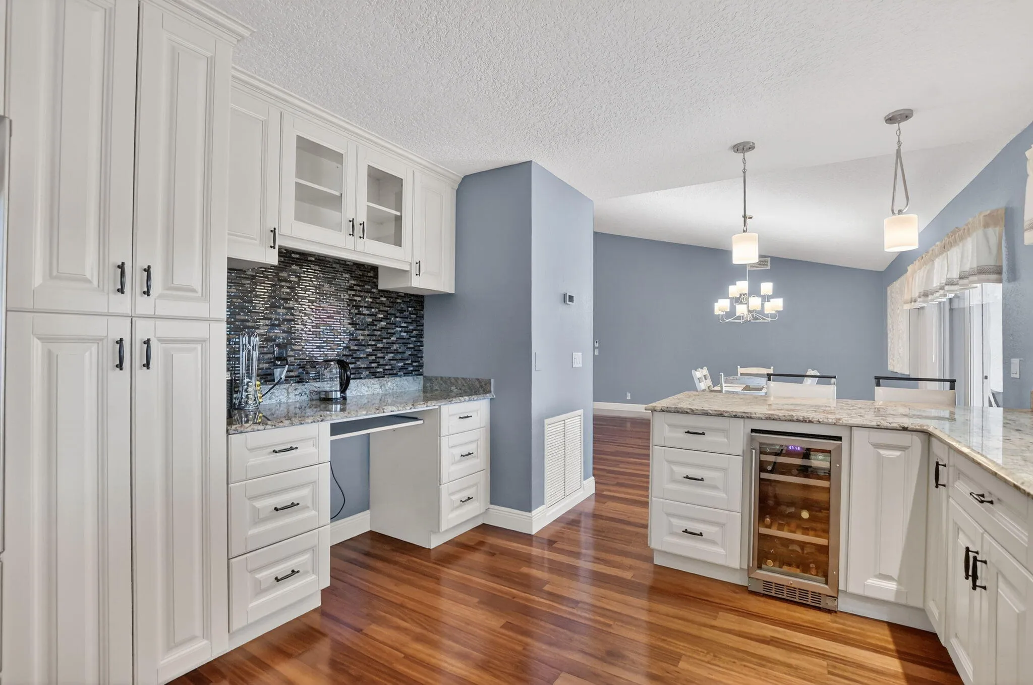 Kitchen w/hardwood floors