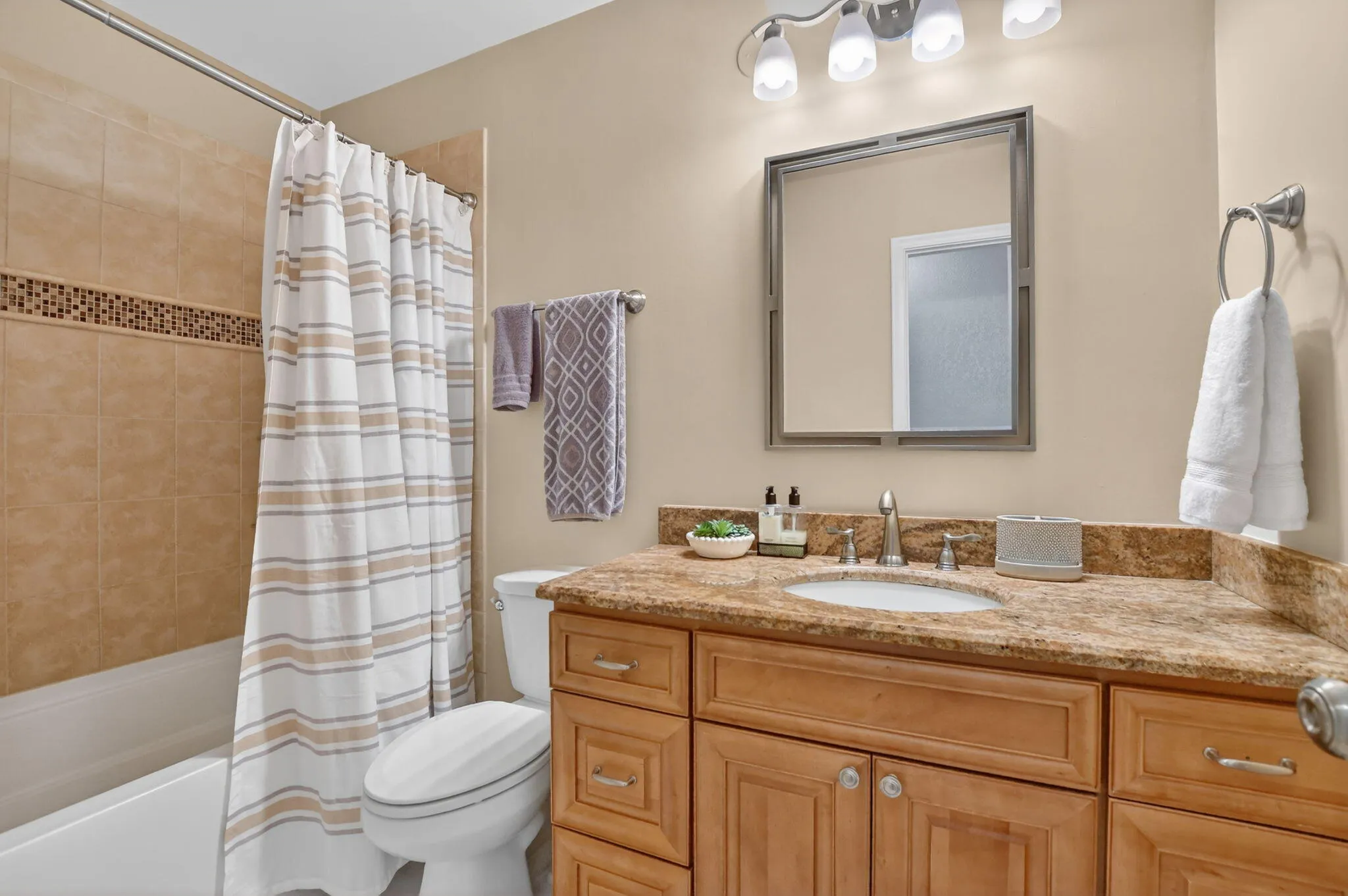 Guest bathroom w/tub & shower