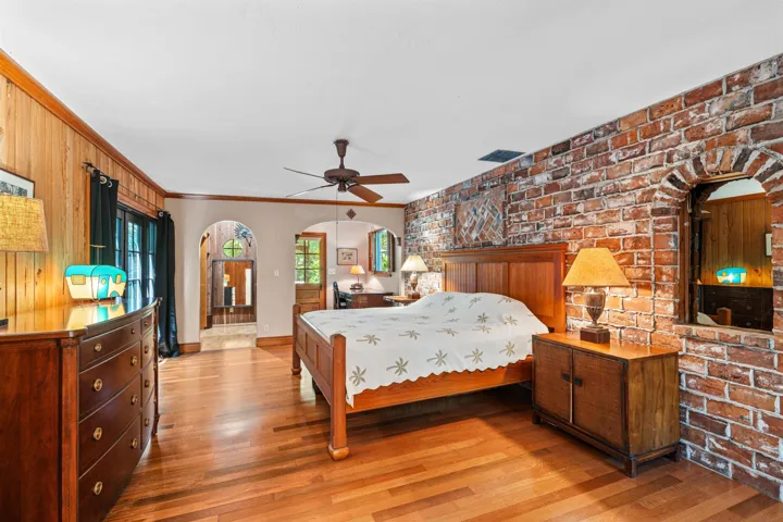 PRIMARY_BEDROOM_LOOKING_IN_DT