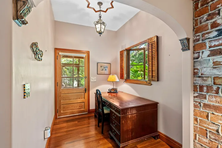 PRIMARY_BEDROOM_DESK_DT